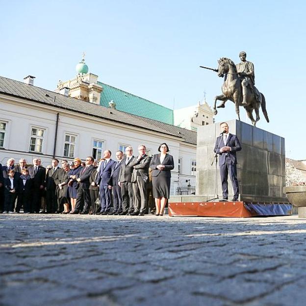 Andrzej Duda podczas upamiętnienia 7 rocznicy katastrofy w Smoleńsku: Apeluję i błagam Was o wzajemny szacunek. Są takie momenty, w których po prostu lepiej milczeć